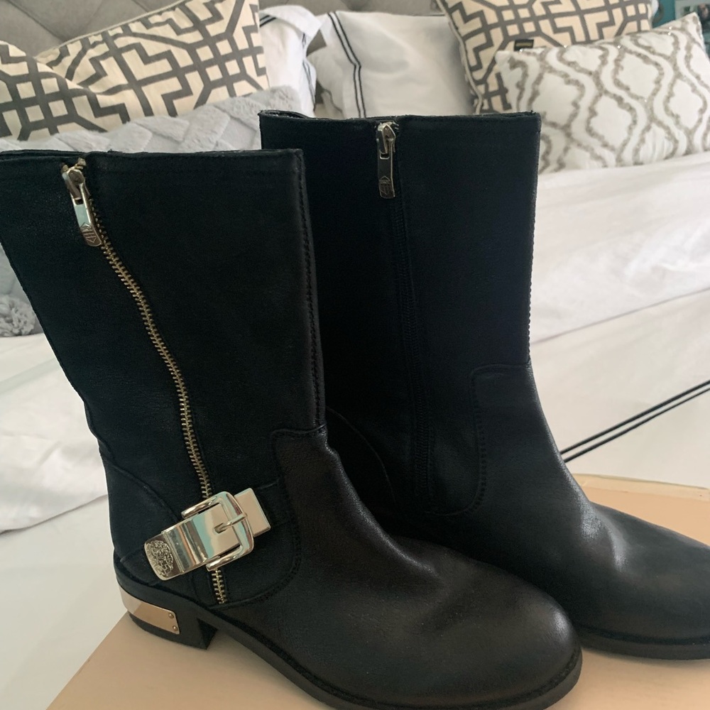 Almost new black with zipper in both sides size 9